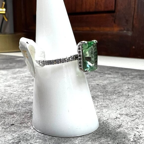 Ring Bomb Party Ring, size 7, green stone, .925 sterling silver band - Picture 5 of 7